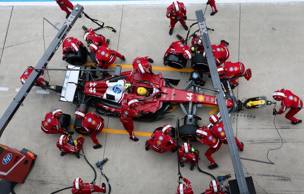 港队主场战新加坡，新加坡球员伤退时担架工作人员忍不住庆祝